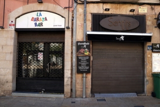 Imatge de dos establiments de la plaça de la Font tancats en el primer dia de restriccions imposades pel Govern