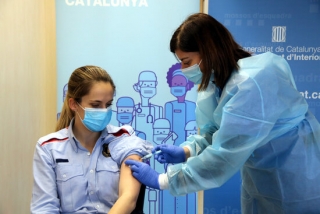 Imatge d&#039;una infermera administrant la primera dosi de la vacuna d&#039;AstraZeneca a una policia a la comissaria de Campclar dels Mossos d&#039;Esquadra, a Tarragona, l&#039;11 de febrer de 2021