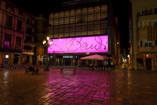 La façana del Gaudí Centre de Reus s&#039;il·luminarà dissabte de color de rosa
