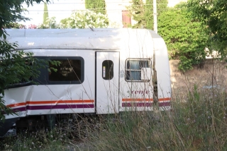 Part davantera del tren que es va accidentar a Vila-seca, amb el morro i el vagó afectats