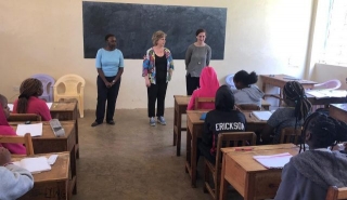 Les investigadores del projecte en una de les aules de la Laureate School de Nairobi