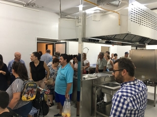 Un centenar de persones van participar en la jornada de portes obertes organitzada amb motiu de la nova cuina de l’Escola la Canonja