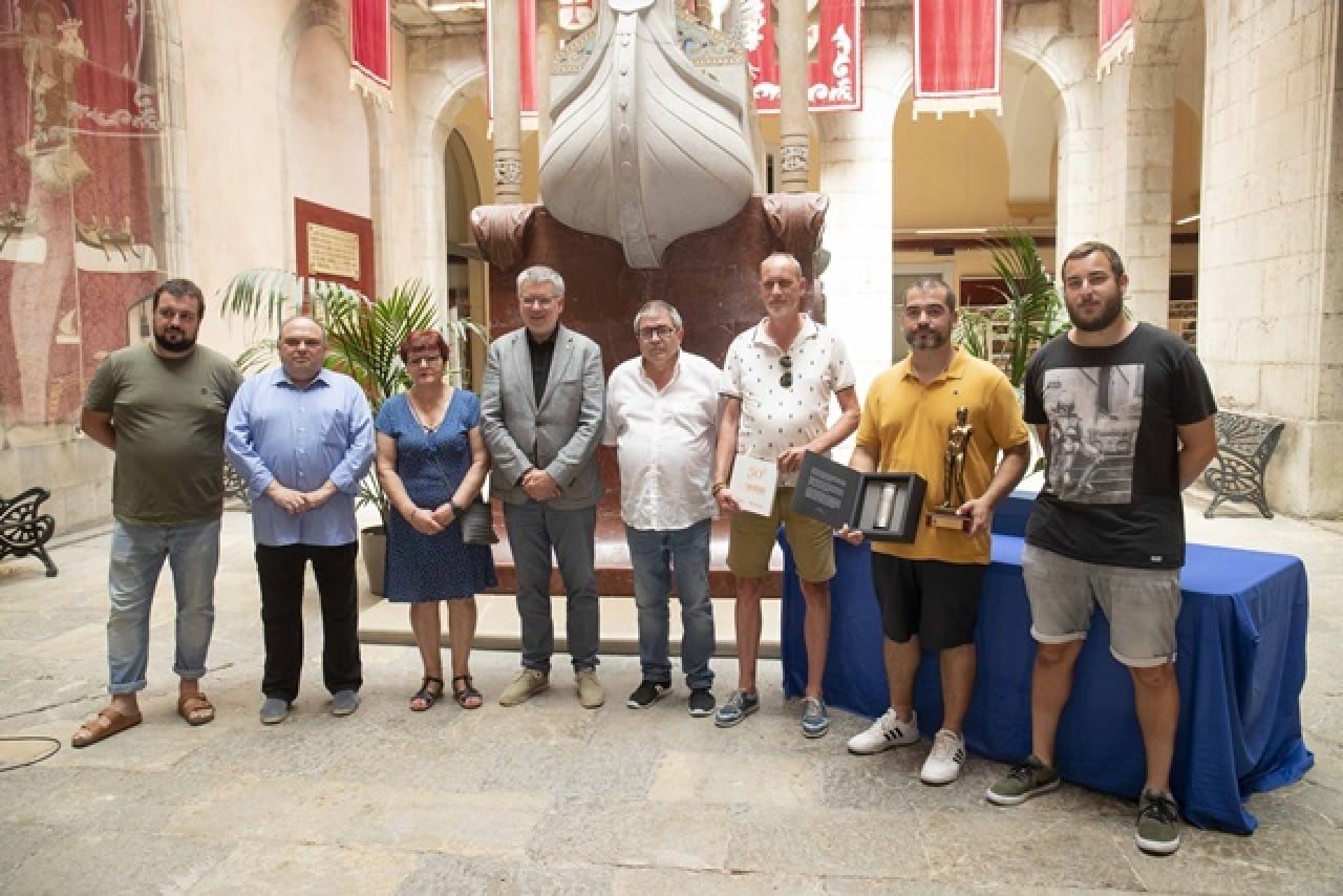 L&#039;alcalde de Tarragona, Pau Ricomà, amb membres del jurat, ha lliurat el primer premi a la Pirotecnia del Mediterráneo