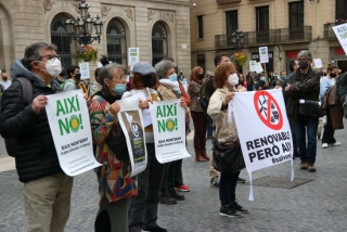 Imatge d&#039;arxiu de diverses persones sostent una pancarta durant la concentració a Barcelona contra les macroinstal·lacions de renovables