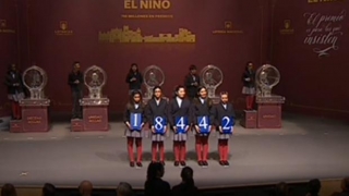 Els nens de San Ildefonso canten el segon premi, el 18442, a Ávila 