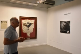 El director del Museu de Valls, Jordi París, mostra la imatge de Dalí captada pel fotògraf vallenc Francesc Català-Roca