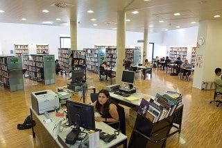Interior de la Biblioteca Pública Terra Baixa del Vendrell, on es farà durant el mes d&#039;octubre activitats relacionades amb el projecte &#039;Píndoles de salut&#039;