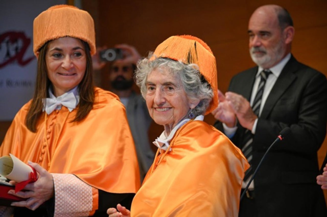 L&#039;economista Lourdes Beneira, en el moment de ser nomenada doctora honoris causa per la URV
