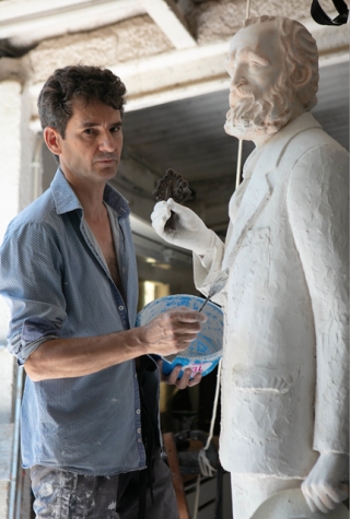 L&#039;escultor Joan Serramià amb l&#039;escultura d&#039;Antoni Gaudi