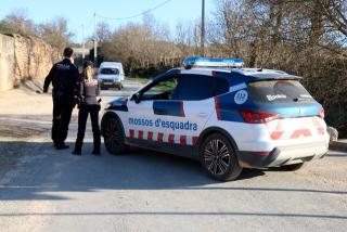 Agents dels Mossos d&#039;Esquadra parlant amb un conductor en un dels controls fets a Sarral per evitar que més persones accedeixin a la festa il·legal