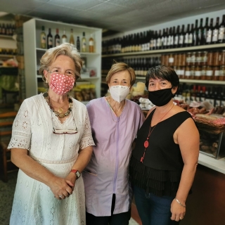 La presidenta de la Cambra de Tarragona, Laura Roigé, -a l&#039;esquerra- va visitar la botiga de queviures de la la mestressa, Maria Teresa Morgades i Martínez 