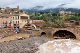 Imatge de les destrosses pel temporal a Montblanc, on es va desbordar el riu Francolí al seu pas pel Pont Vell, i d&#039;efectius treballant en immobles afectats