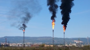 Imatge de les columnes de fum a les torxes de Repsol i Dow al polígon químic nord, el 23 de maig passat.