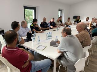 A la reunió hi han assistit representants d’Unió de Pagesos, alcaldes i regidors de municipis del territori i diversos cossos de seguretat