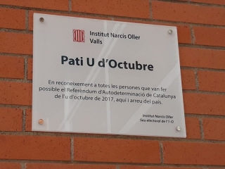 La placa commemorativa del Pati U d’octubre, a l&#039;Institut Narcís Oller de Valls