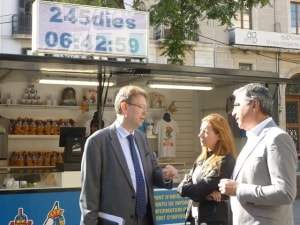 El diputat del PDECAT, Ferran Bel, amb els regidors convergents de Tarragona, Albert Abelló i Cristina Guzmán, al davant de la botiga dels Jocs.
