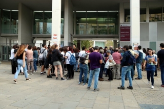 Imatge dels estudiants i treballadors de la URV a l&#039;entrada del Campus Catalunya en la protesta per les condemnes de l&#039;1-O