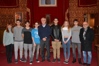 L&#039;alcalde Josep Fèlix Ballesteros va rebre els alumnes guanyadors del concurs estatal &#039;Mediterraneamos&#039;