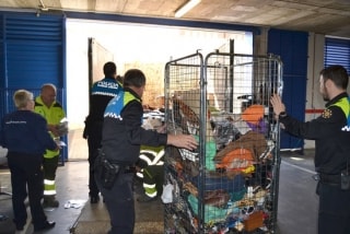 Agents policials de Reus transportant un carregament de material comissat en diversos operatius -bàsicament productes falsificats- per a la seva incineració