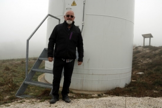 L&#039;alcalde de Talavera, Ramon Trullols, a la base d&#039;un aerogenerador del parc eòlic de la Serra de Montargull, entre la Segarra i la Conca de Barberà