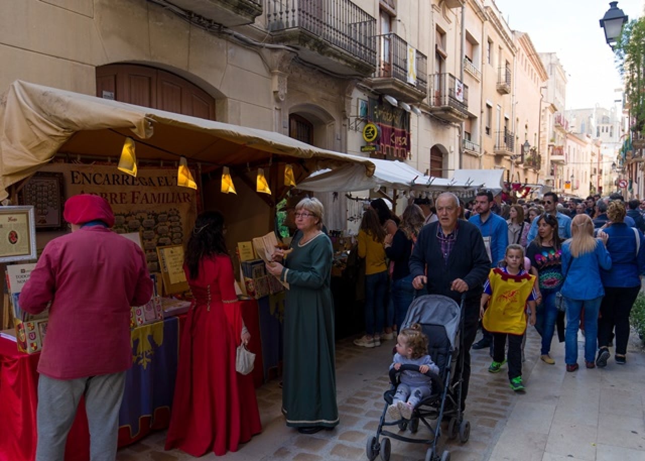 Visitants al mercat de la 35a Setmana Medieval de Montblanc