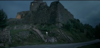 L&#039;actor britànic Daniel Craig pujant pel Castell de Tamarit