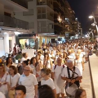 La Caminada Solidària Nocturna contra el càncer, de Calafell al Vendrell, va aplegar centenars de persones vestides de blanc