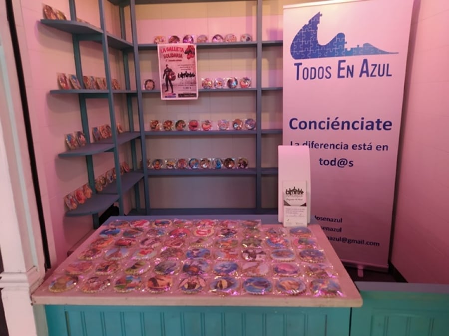 La parada de Todos En Azula, amb galetes solidàries, al Mercat Central de Tarragona