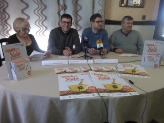 Els regidors de Turisme de Cunit i Cubelles durant la presentació del Mes del Xató al restaurant El Asador de Cunit