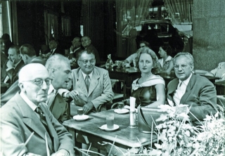 D&#039;esquerra a dreta: Manuel Humbert, Apel·les Fenosa, Joan Serra, Constance Mallet i Emili Bosch Roger en una terrassa d’un cafè de Barcelona (1956)