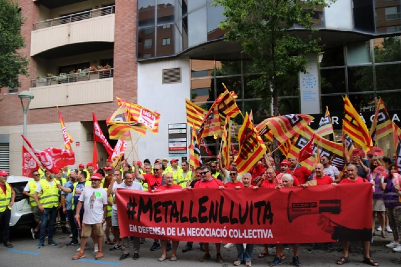 Treballadors de la indústria del metall de Tarragona protestant davant la seu d&#039;AMPETA per reclamar millores sanitàries