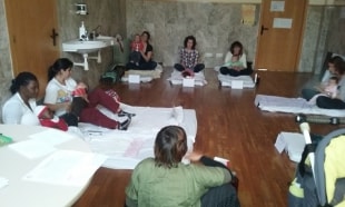 Sessió del taller de massatge infantil impartida divendres al CAP La Granja-Torreforta de Tarragona.