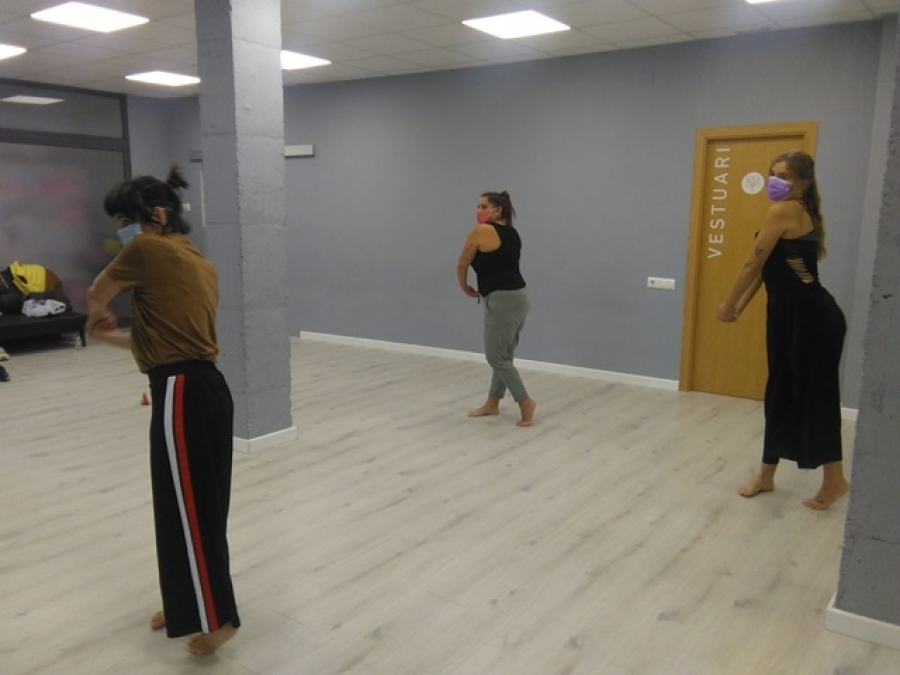 Imatge d&#039;un assaig de ballarines participants en l&#039;espectacle &#039;El barri balla: dones&#039;, aquest mati´, al centre Infinity de Valls