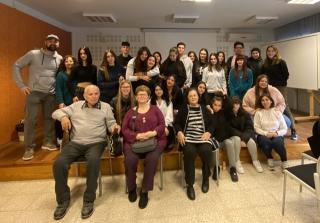 Persones majors del Centre de Dia Marinada de Roda van visitar l&#039;Institut Andreu Nin del Vendrell per realitzar un taller amb la seva història de vida