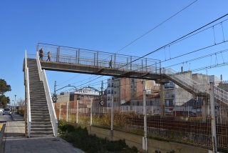 La passarel·la de vianants sobre les vies del tren de Baix a Mar de Torredembarra