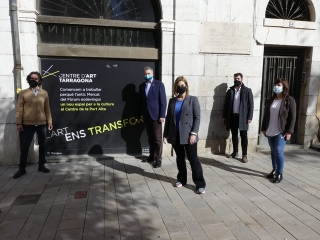 La cap de llista d&#039;ERC, Raquel Sans Guerra, -en primer terme-, ha visitat avui el Centre d’Art de Tarragona, a la Casa Canals, acompanyada de l&#039;alcalde de Tarragona i d&#039;altres candidats