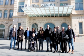 Imatge de representants lleidatans de JxCat davant de l&#039;estació de trens Lleida-Pirineus, el 10 de febrer del 2020