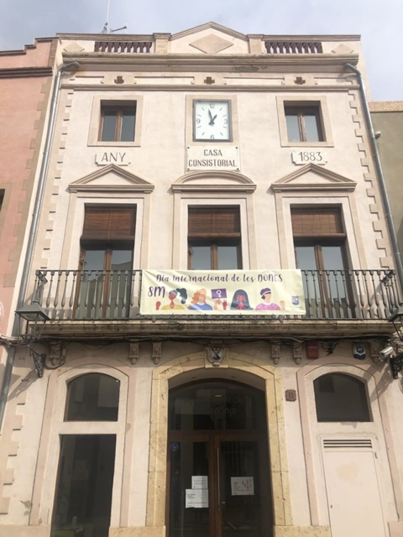Imatge de la façana de l&#039;Ajuntament de la Canonja, amb la pancarta amb motiu del Dia Internacional de les Dones