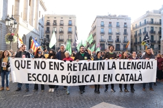Manifestació a la plaça Sant Jaume de Barcelona contra la sentència del 25% en castellà i en defensa de l&#039;escola en català