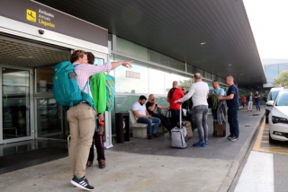 Turistes amb maletes, sortint de l&#039;Aeroport de Reus, a la zona de taxis, el passat octubre del 2018