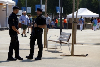Dos agents dels Mossos d&#039;Esquadra, un d&#039;ells amb arma llarga, a l&#039;interior de l&#039;Anella Mediterrània de Tarragona, el passat 23 de juny 