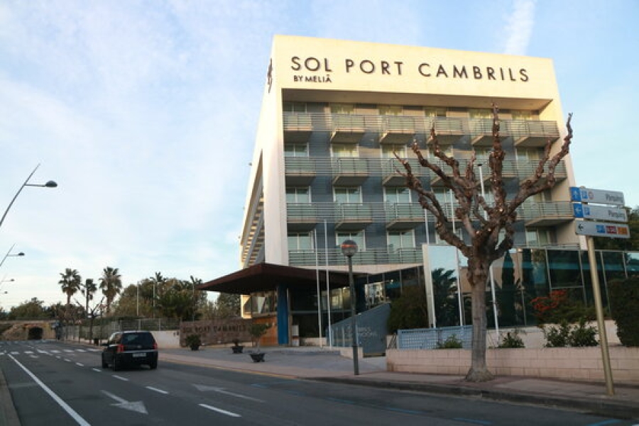 Imatge de l&#039;hotel Sol Port Cambrils tancat durant la temporada baixa