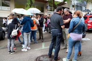 Imatge dels familiars dels detinguts, de l&#039;alcalde de Tarragona, Pau Ricomà, i dels concentrats davant els jutjats en la concentració de suport dels detinguts pels aldarulls a Tarragona, el passat 20 d&#039;octubre del 2019