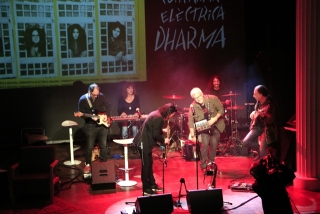 La Companyia Elèctrica Dharma actuant en l&#039;acte inaugural de la celebració dels seus 50 anys, al Casal Font d&#039;en Fargues, al barri d&#039;Horta de Barcelona, on van fer el seu primer concert, el 20 de febrer del 1972