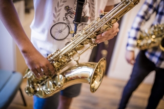 El taller està pensat per alumnes d’entre 12 i 25 anys amb l’objectiu d’aprofundir en el Jazz i la improvisació