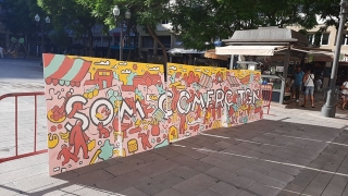 El mural participatiu pintat pel Club dels Tarraconins s&#039;exposa a la plaça Verdaguer