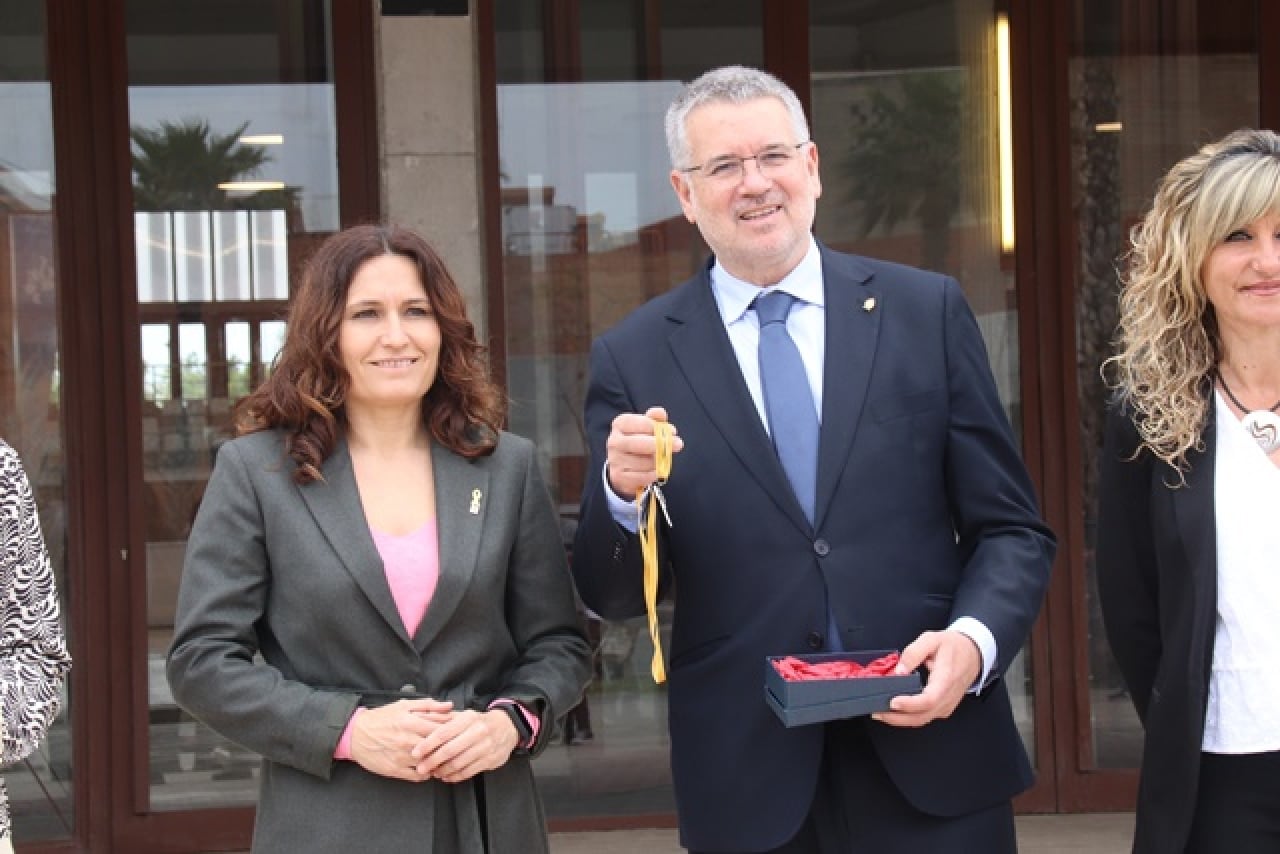 L&#039;alcalde de Tarragona, Pau Ricomà, ensenya la clau del Palau d&#039;Esports Catalunya que li ha lliurat la consellera de la Presidència, Laura Vilagrà