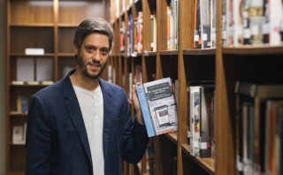 El periodista Enrique Canovaca mostrant el seu llibre