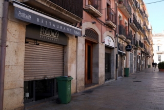 Imatge dels restaurants tancats de la plaça de la Font en el primer dia de restriccions
