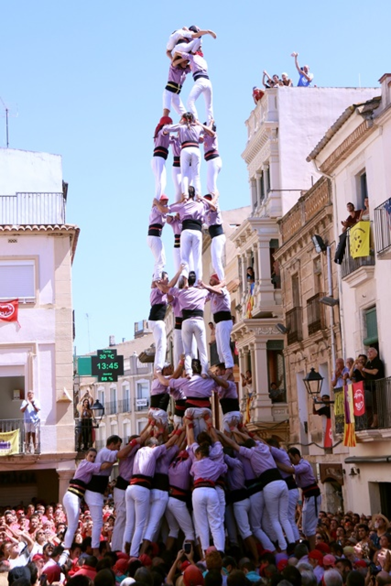 4de9f descarregat per la Colla Jove Xiquets de Tarragona, avui a la plaça de la Vila de l&#039;Arboç